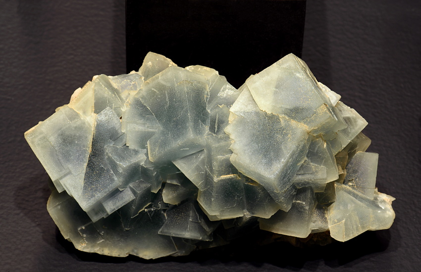 Blaugrüne Fluorit-Gruppe| B: 8 cm; F: Dürrschrennenhöhle, Alpstein, AI; Sammlung: Peter Kürsteiner