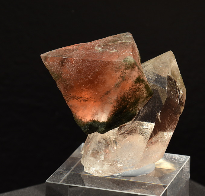 Rosafluorit auf Bergkristall| H: 6 cm; F: Göscheneralp, UR; Sammlung: Christoph Betschart, Joel Regli, Thomas Betschart, Thomas Steinbrugger