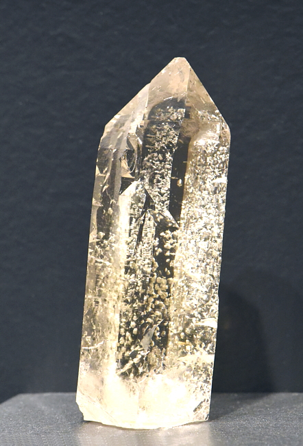 Bergkristall mit Spuren losgelöster Mineralien| H: 6 cm; F: Meiental, UR; Sammlung: Thomas Leutwyler