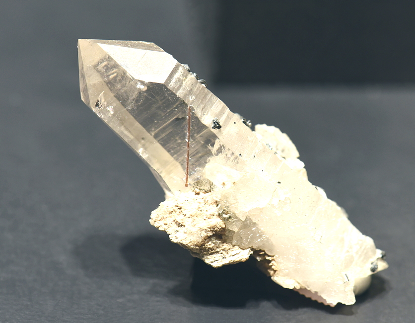 Bergkristall mit Rutileinschluss und Hämatit| LK: 7 cm; F: Riental, UR; Sammlung: Thilo Arlt