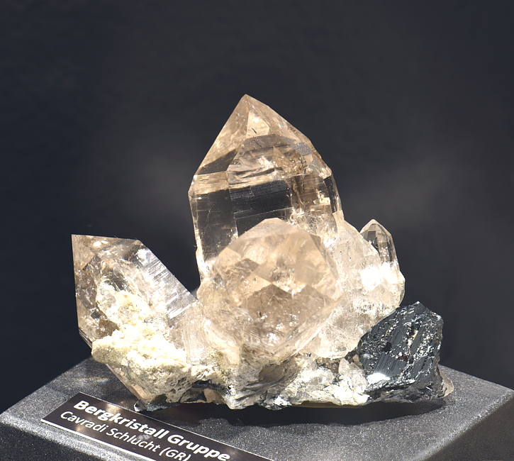 Bergkristallgruppe mit Hämatit| B: 8 cm; F: Cavradi-Schlucht, GR; Sammlung: Andreas Monn