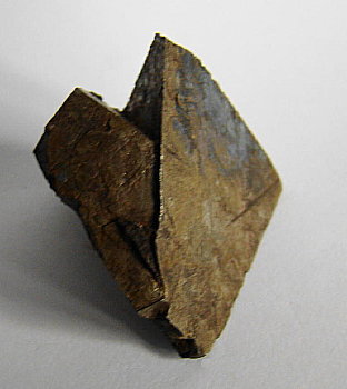 Chalcopyrit| H: 4cm; F: Weisspitze, OT (Ö). [049] 