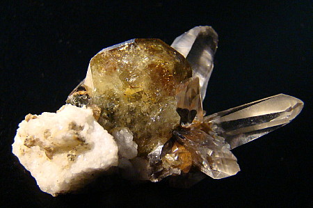 Titanit und Bergkristall mit Einschluss von Hämatit und Rutilsonnen| B: 4cm; F: Gastacherwände, OT (Ö). [098] 