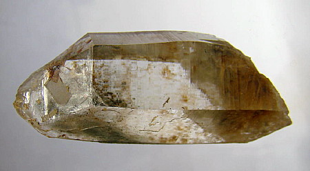 Bergkristall mit eingewachsenem Rutil| teils haarförmig; B: 4cm; F: Grosser Hexenkopf, OT (Ö). [DSC01283xs] 