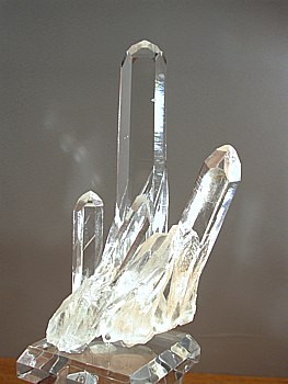 Perfekte Quarzgruppe| H: 22 cm; Fundort: Diamantina, Brasilien; Fine Minerals International, Inc., Email: 