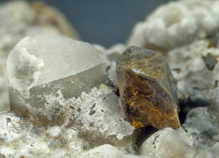 Anatas mit Calcit und Siderit/Ankerit| Auf Siderit/Ankerit aufgewachsener Calcit fixiert einen abgebrochenen Anataskristall (Länge Anatas 5 mm). Calcit ist in der Lärcheltinizone eher selten erhalten geblieben 