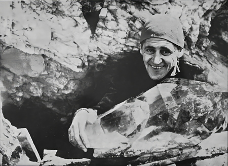 Kasimir Simmen 1960 am Eingang zu seiner Kluft am Rhonegletscher mit dem grössten Kristall des Fundes (Bild aus Heimatwerk-Heft Nr 2, 1961)