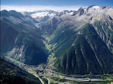 Die Göscheneralp von Osten mit Göschenen im Vordergrund, Göscheneralpsee, Dammastockgruppe und links rot eingekreist die Kluft am Planggenstock