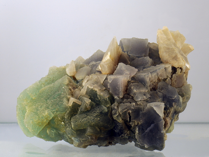Stufe mit grünem und blauem Fluorit sowie Calcit| B: 9 cm, F: Dürrschrennenhöhle, AI  