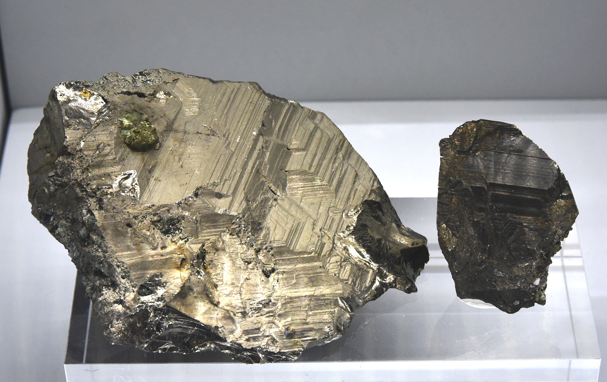 Pyrrothin und Chalcopyrit| B: ca. 14 cm; F: Lötschberg-Basistunnel, VS, CH; Sammlung: Musée Cantonal de Géologie, Lausanne 