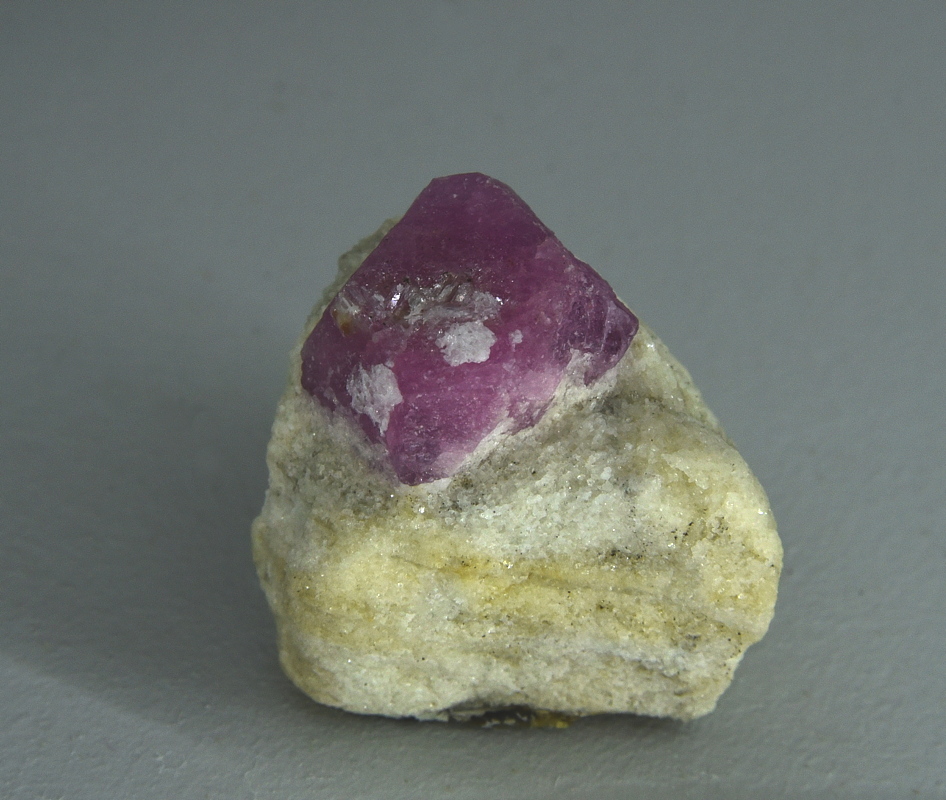 Korund in Dolomit-Marmor| H: ca. 3 cm; F: Campolungo, TI, CH; Finder: FINDER; Sammlung: Musée de Minéralogie, Mines Paris Tech 