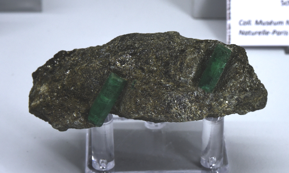 Smaragd| B: ca. 8 cm; F: Habachtal, Ö; Sammlung: Muséum National d'Histoire Naturelle, Paris 
