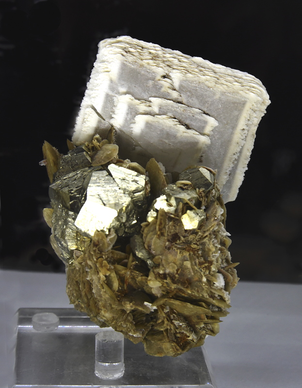 Baryt, Quarz und Pyrit| H: ca. 8 cm; F: Saint-Pierre-de-Mésage, Isère, F; Finder: G. de Bodinat; Sammlung: Grégoire de Bodinat 