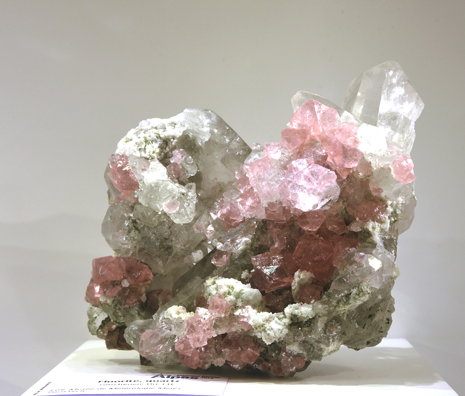 Rosafluorit auf Quarz| B: ca. 16 cm; F: Göschenen, UR, CH; Sammlung: Musée de Minéralogie, Mines Paris Tech 