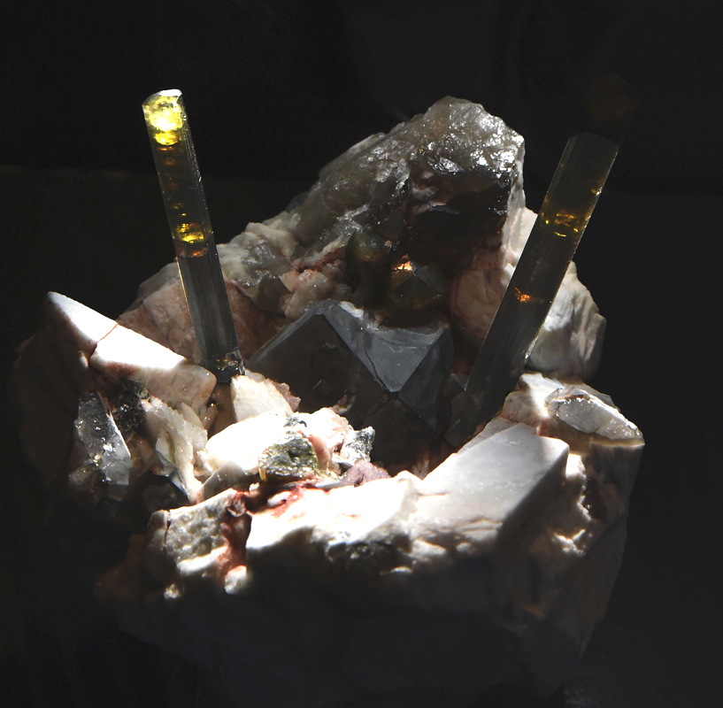 Elbait mit Quarz und Feldspat| B: ca. 12 cm; F: Forcel Rosso, Valle Adamé, Brescia, I; Sammlung: Museo Civico di Storia Naturale, Milano 