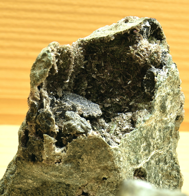 Axinit| B: 7 cm; F: PF.Bergwerk; Finder: Edmund Pisoni 