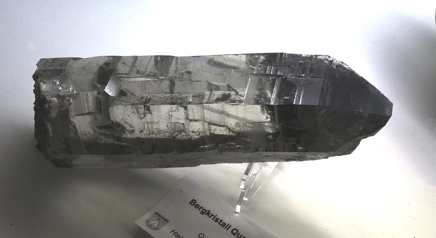 Quarzspitze mit Chloriteinschluss | LK: 18 cm; F: Grabe; Sammlung: Hans Peter Gruber| 