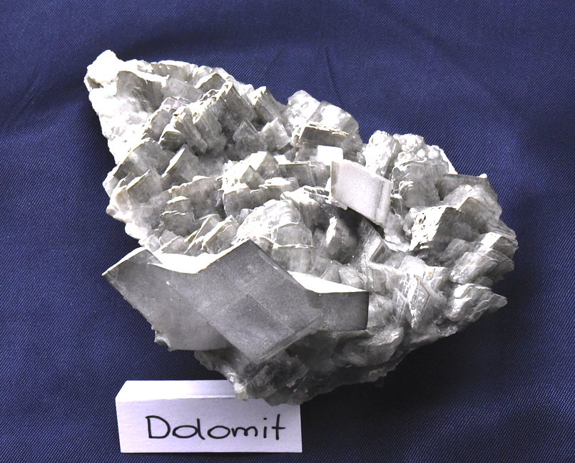 Stufe mit Dolomitkristallen | B: 12 cm; F: Bergbau Hohe Tauern (Magnesitlagerstätte), Steiermark, Ö; Sammlung: Manfred Lieb| 
