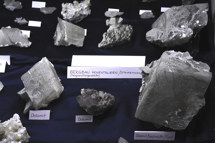 Dolomitkristalle | BB: 50 cm; F: Bergbau Hohe Tauern (Magnesitlagerstätte), Steiermark, Ö; Sammlung: Manfred Lieb| 