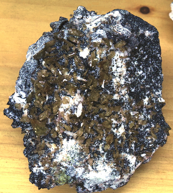 Sphen, Periklin, Chlorit | B: 8 cm; F: Keilbach; Finder: Alois Seiwald & Christoph Hochwieser 