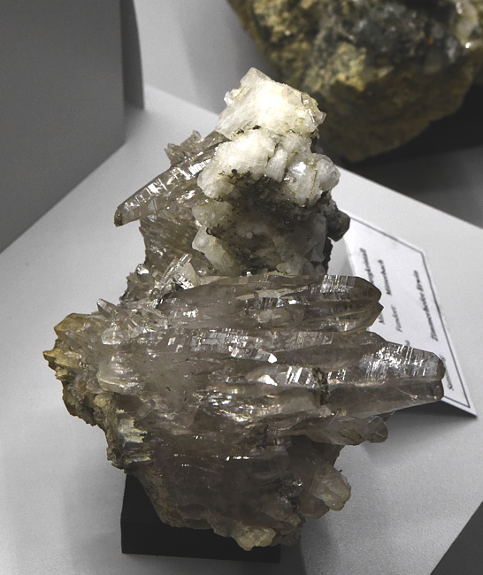 Adular auf Bergkristall | B: 8 cm; F: Mitterbach; Finder: Erwin Zimmerhofer 
