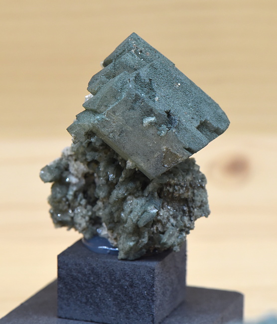 Adular mit Chlorit| H: 6 cm; F: Rotbach; Finder: Walter Holzer 