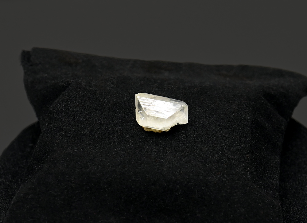 Euklas| (gleicher Kristall wie vorheriges Bild)  B: 12 mm; F: Ahrntal; Finder: Michael Theiner