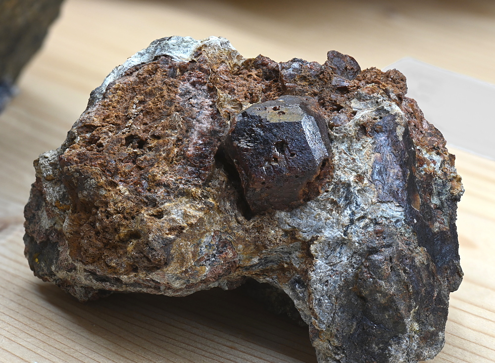 Granat| B: 9 cm; F: Schneeberg; Finder: Volkmar Mair