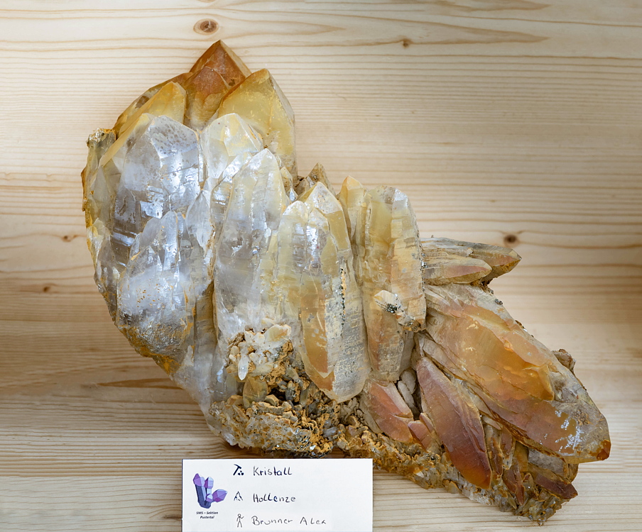 Kristallgruppe mit Limonit| B: 22 cm; F: Hollenze; Finder: Johannes Brunner