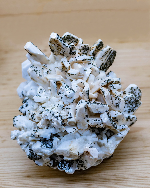 Periklin-Igel mit wenig Chlorit| B: 7 cm; F: Ahrntal; Finder: Siegfried Hofer
