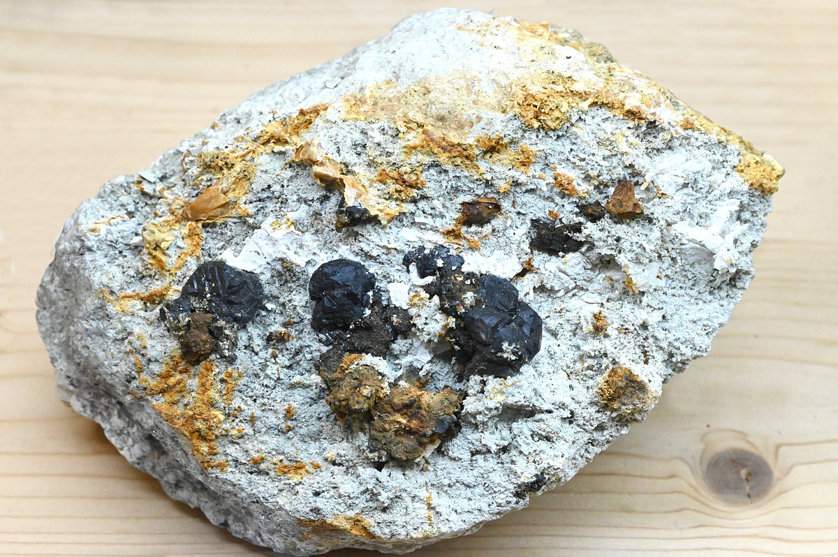 Sphalerit | B: 12 cm; F: Alochet; Finder: Paolo Ferretti