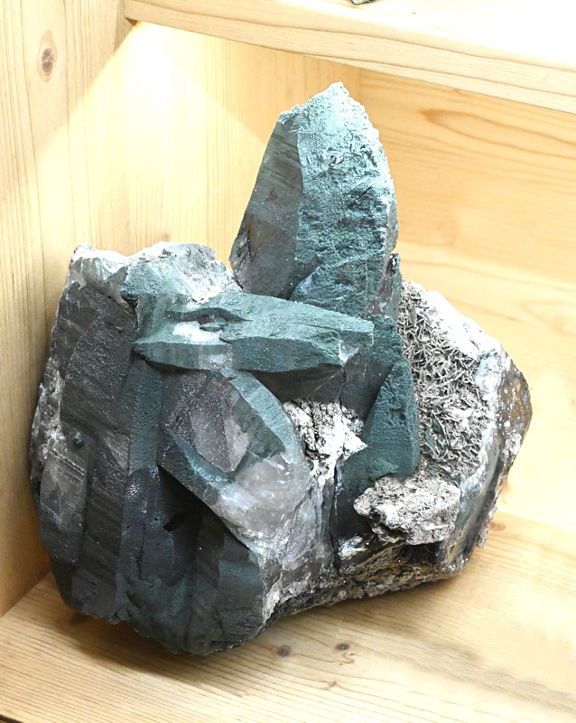grosse Bergkristallgruppe mit Chloritüberzug | H: 25 cm; F: Weisszint; Finder: Helmuth Niederbrunner