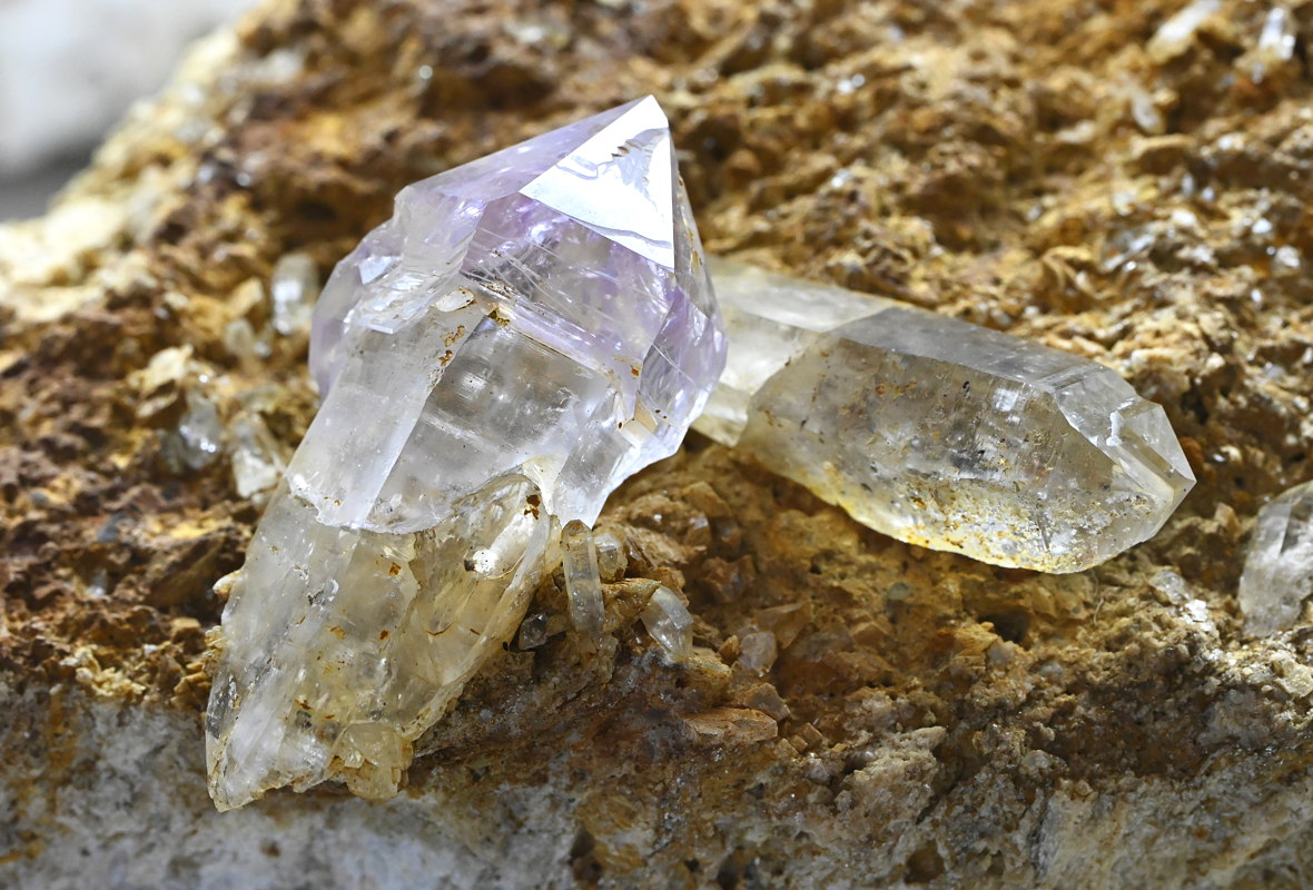 Zepteramethyst und Bergkristall auf Matrix | BB: 8 cm; F: Ahrntal; Sammlung: Alexander Brugger