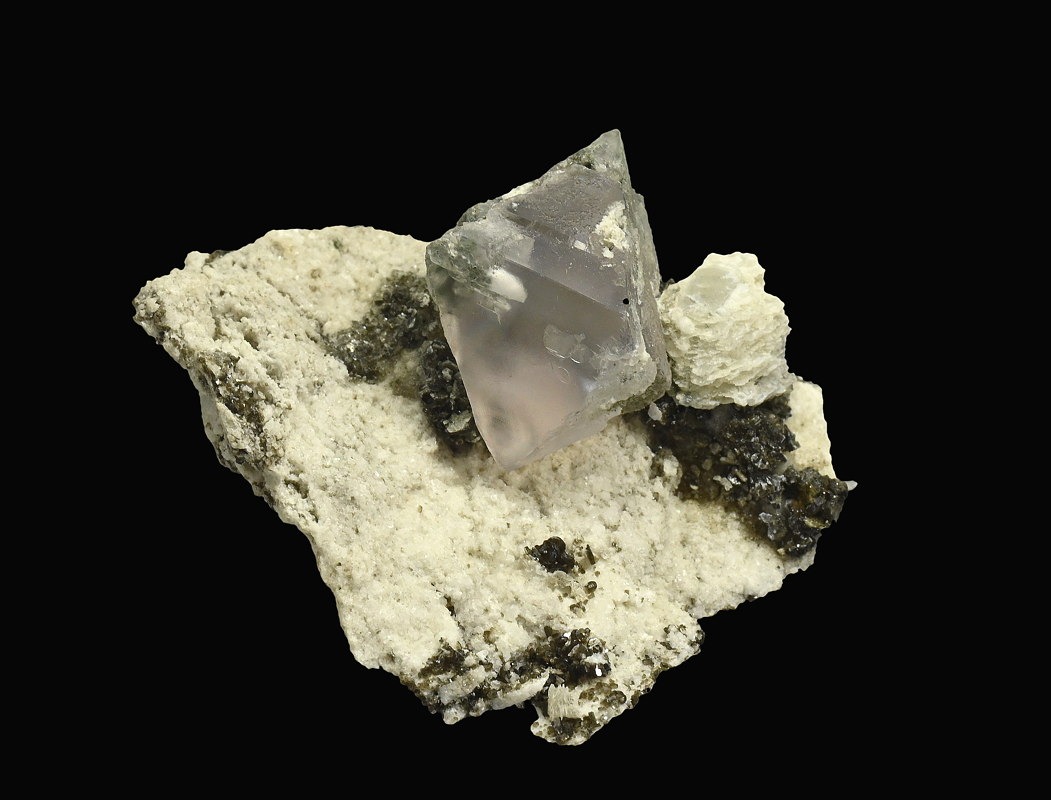 Lila Fluorit mit Baryt (oder Calcit?) und Biotit | B: 7 cm; F: Pfitsch; Sammlung: Paul Althuber