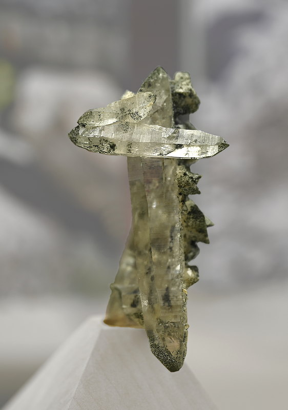 Bergkristall-Kreuz mit Adular und Chlorit | H: 6 cm; F: Turnerkamp; Sammlung: Paul Althuber