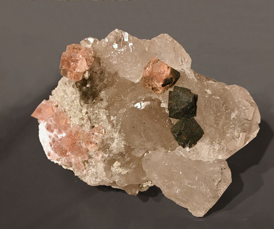Rosafluorit teils mit Chlorit auf Quarz| B: 10 cm; F: Gotthard Strassentunnel 2. Röhre 2022 UR; Sammlung: Kanton Uri