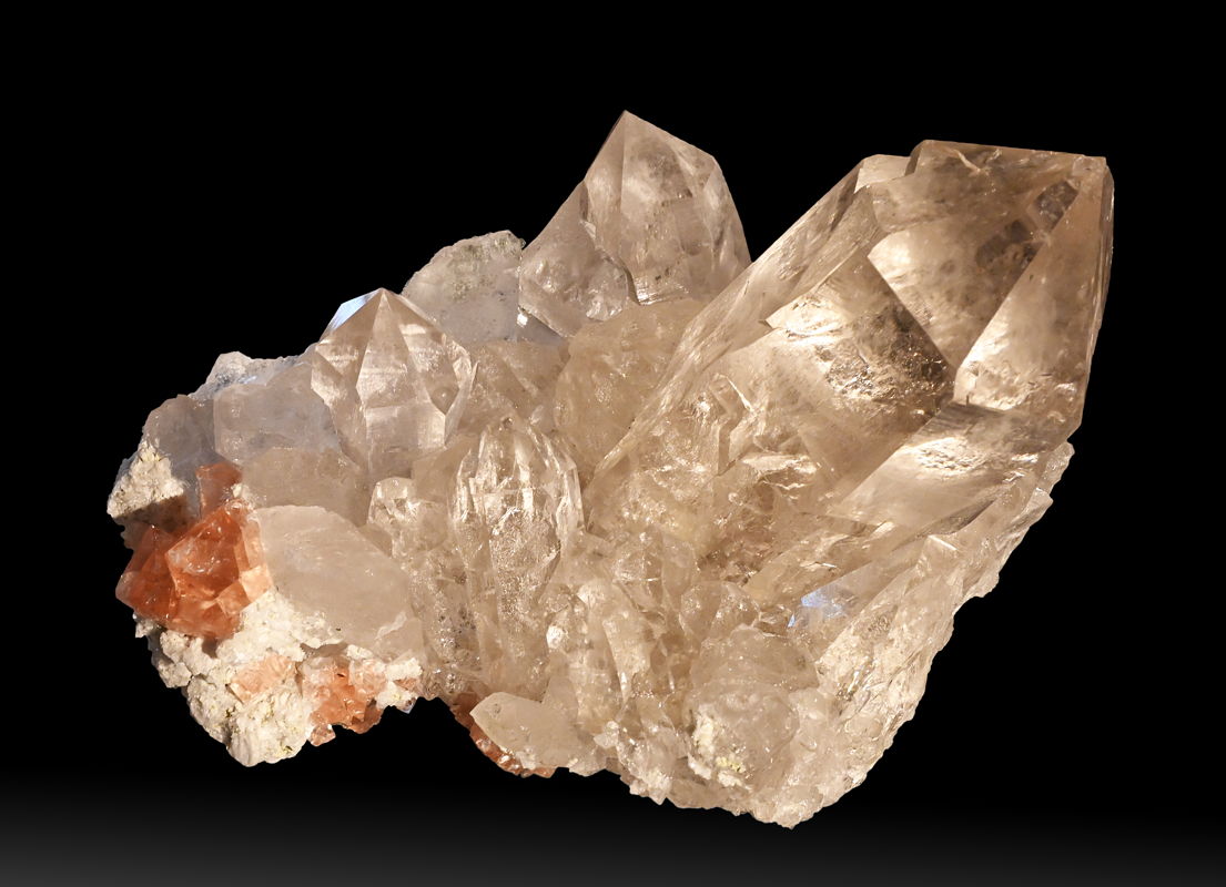 Klare Bergkristallstufe mit Rosafluorit| B: 21 cm; F: Gotthard Strassentunnel 2. Röhre 2022 UR; Sammlung: Kanton Uri