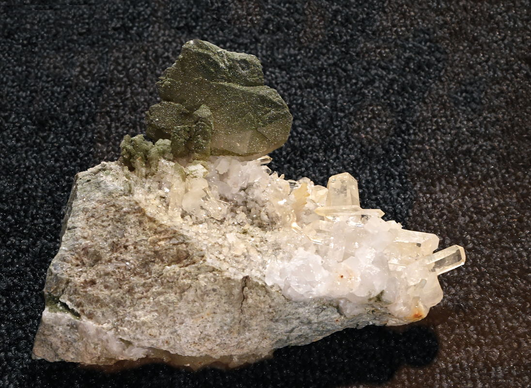 Quarz (Fadenquarz) teilweise mit Chlorit| B: 9 cm; Kraftwerk Amsteg UR; Sammlung: Kanton Uri
