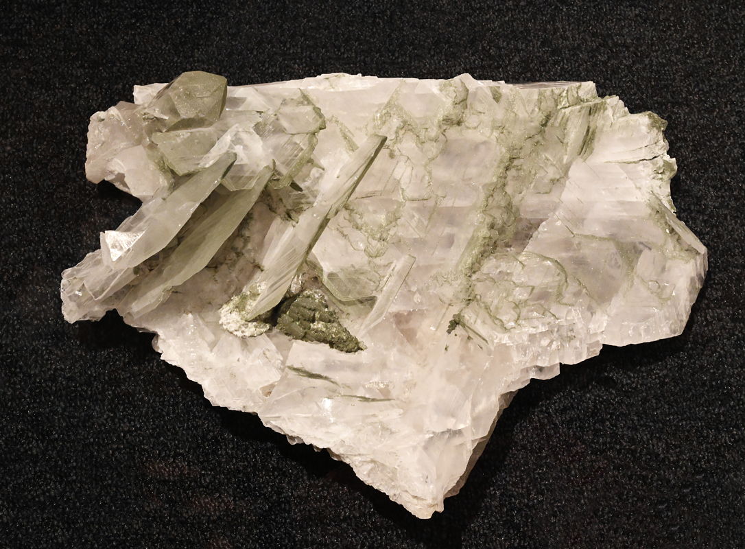 Grosse Calcit-Platte (Papierspat) mit wenig Chlorit | B: 36 cm; NEAT-Hauptröhre UR; Sammlung: Kanton Uri