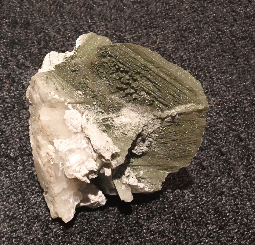 Calcit mit Chlorit| B: 8 cm; NEAT-Hauptröhre UR; Sammlung: Kanton Uri