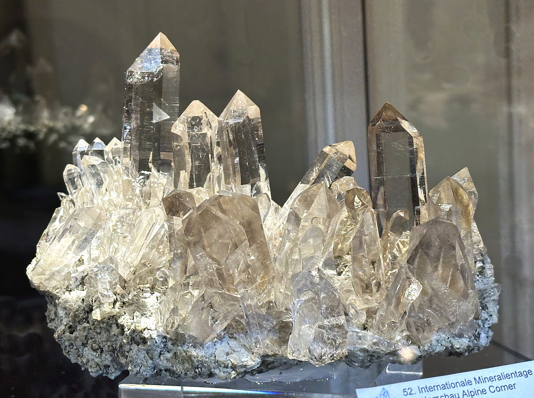 Helle Bergkristallgruppe| B: 20 cm; F: Grimselgebiet BE; Finder: Kurt und Bruno Müller