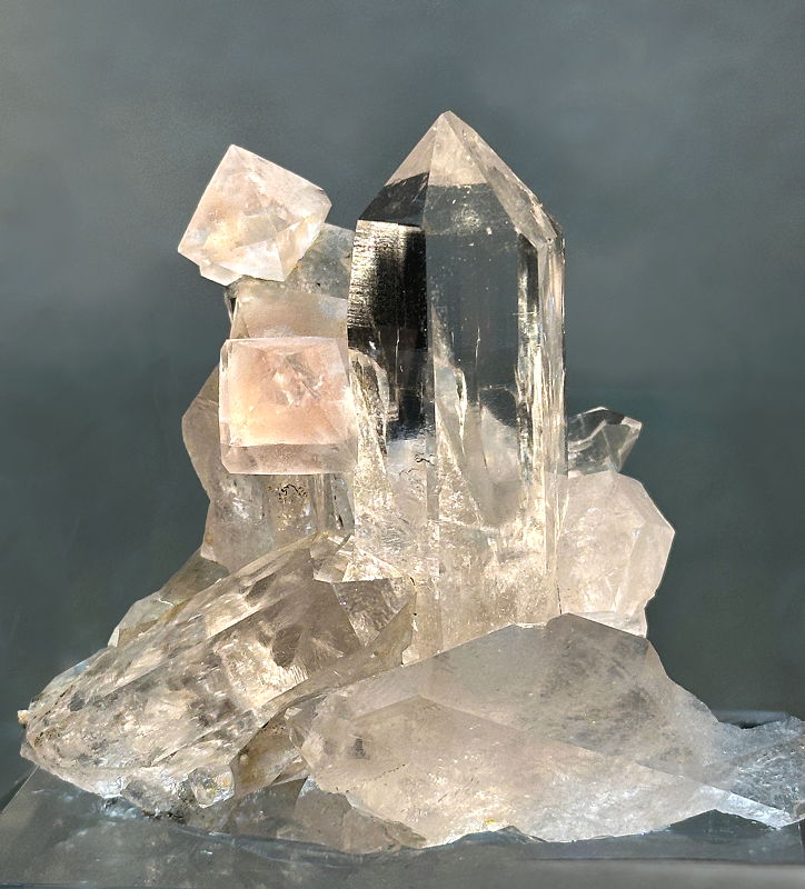 Rosafluorit auf Bergkristall| H: 6 cm; F: Sommerloch, Grimsel, BE; Sammlung: Alexandre Blanc