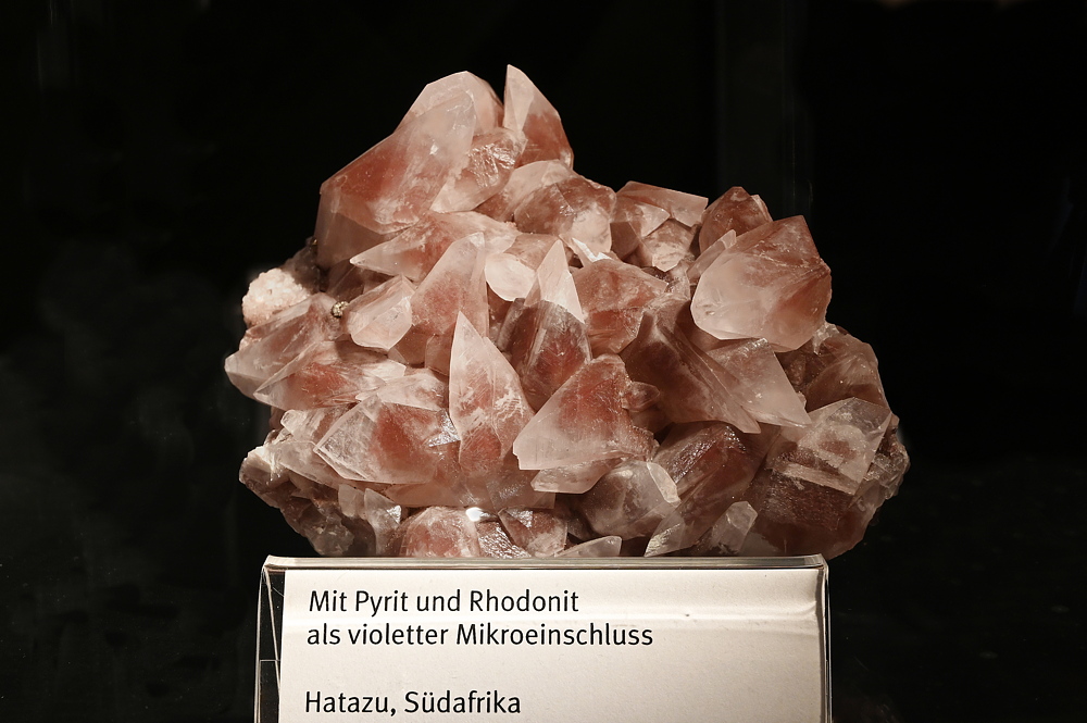 Calcit mit Pyrit und Rhodonit als violetter Mikroeinschluss H: 8 cm, F: Hatazu, Südafrika| (Calcit-Kabinett Hess)