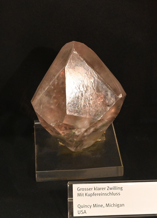 Grosser klarer Calcit-Zwilling mit Kupfereinschluss H: 6 cm, F: Quincy Mine, Michigan, USA| (Calcit-Kabinett Hess)