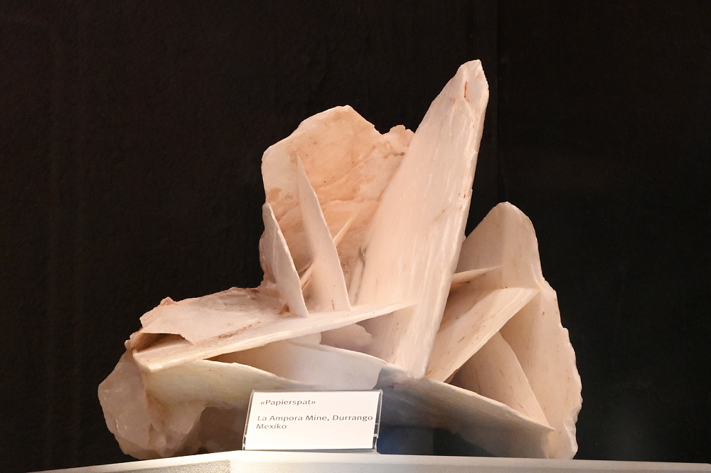 Papierspat (Calcit) B: 16 cm, F: La Ampora Mine, Durrango, Mexiko| (Calcit-Kabinett Hess)