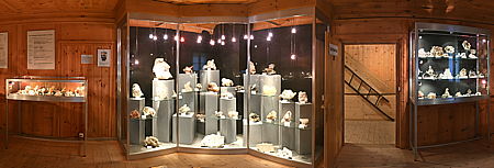 Rundumsicht im Calcit-Kabinett des Bergbaumuseums Graubünden