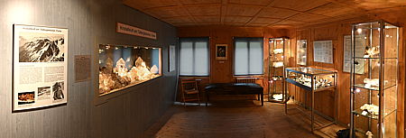 Rundumsicht im Kristall-Kabinett des Bergbaumuseums Graubünden