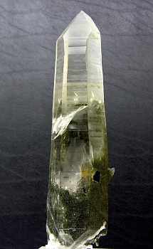 Quarzspitze mit eingewachsenem Chlorit| H: 13cm; Fundort: Stubachtal; Finder: Sepp Papp 