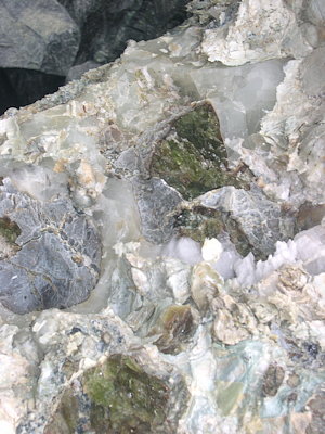 Olivine zwischen Calcit und Bergleder | Olivine bis 8cm; F: Obersulzbachtal; Finder: E. Burgsteiner und E. Mosser