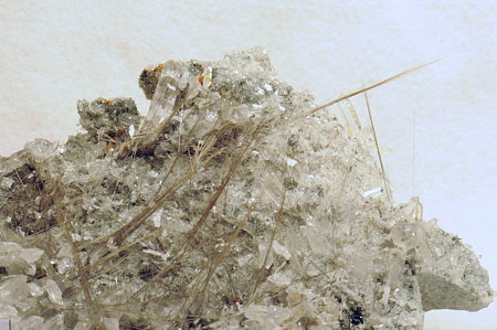 Freistehender Rutil auf Quarz| Länge Rutilnadeln bis 6 cm; F: Habachtal; Finder: Franz Millgramer, Ferdinand Kaltenhauser, Herbert Vorreiter